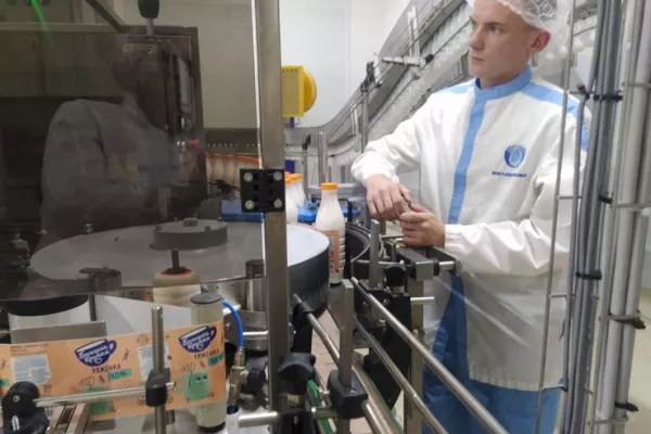 На молочном комбинате "Галактика" в Гатчине открыли новую линию по розливу молочной продукции